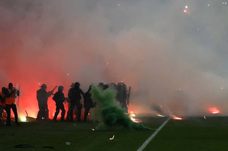 Saint-Étienne é rebaixado na França, e torcedores invadem o gramado para atirar sinalizadores nos atletas
