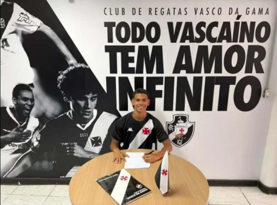 Vasco acerta contrato profissional com três revelações das categorias de base