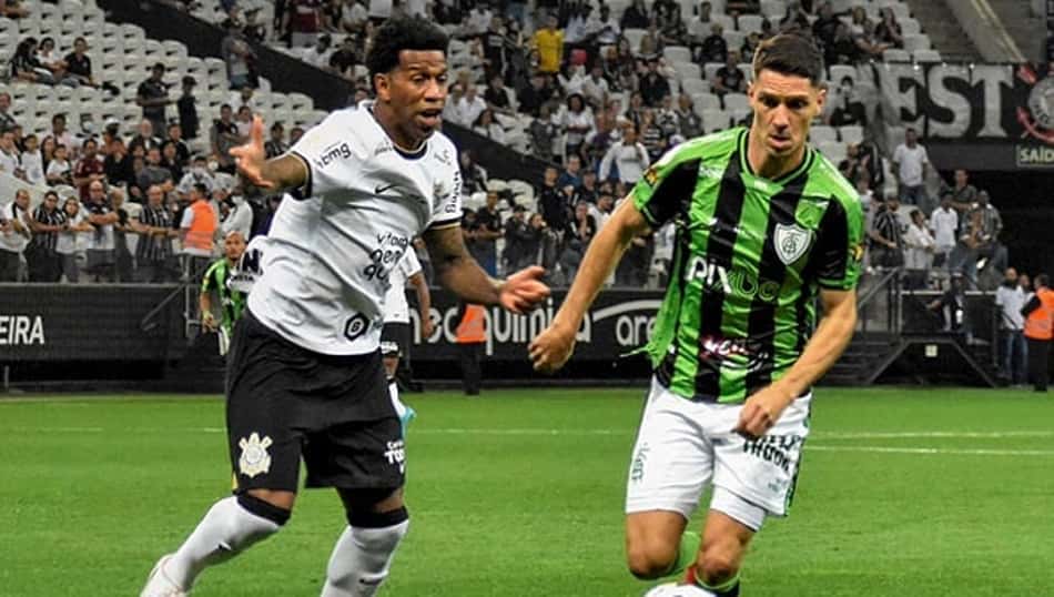 Corinthians joga mal, busca o empate contra o América-MG, mas perde a liderança do Brasileirão