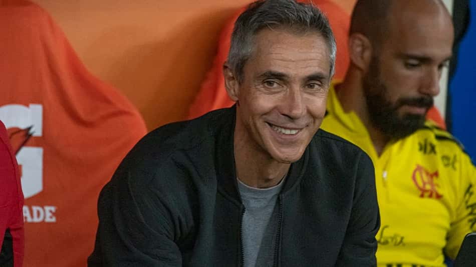 Em noite de Hugo, Paulo Sousa cita Vini Jr pela sinergia da torcida com o time do Flamengo: 'Tirar o máximo'