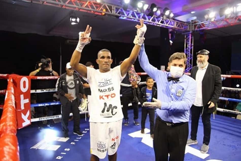 Esquiva Falcão derrota argentino e segue invicto no boxe profissional