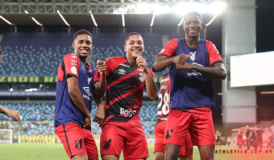 Características de Vitor Roque são destacadas por Felipão