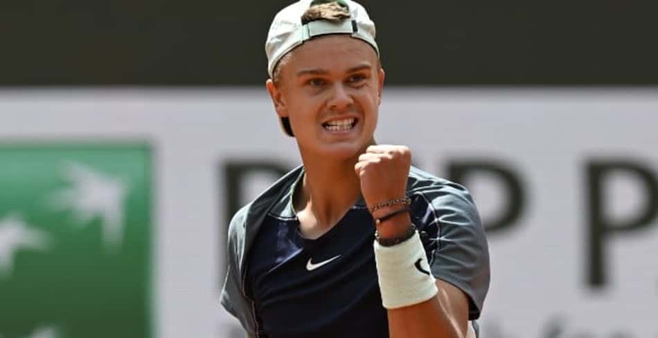 Rune brilha, derruba vice-campeão Tsitsipas e faz quartas em Roland Garros