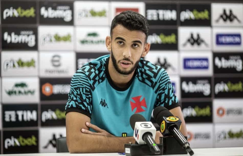 Getúlio analisa briga por vaga no ataque do Vasco e ressalta: 'Prefiro jogar como centroavante'