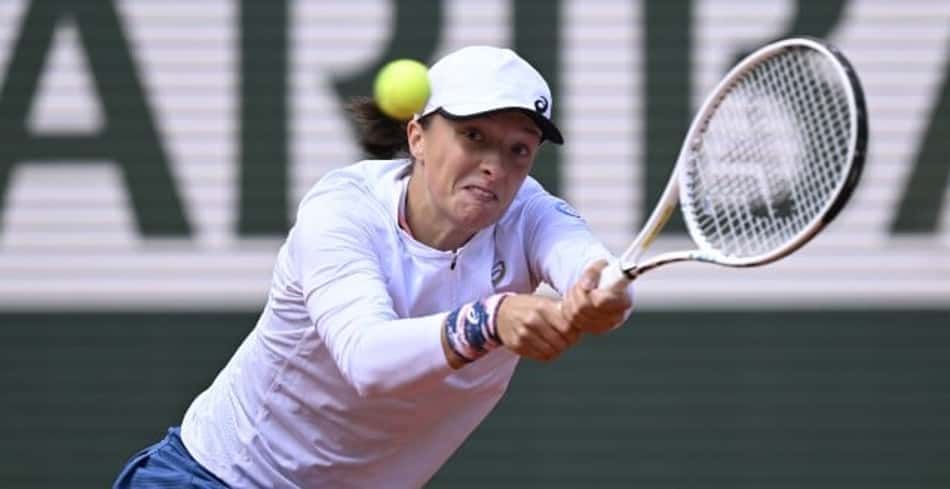 Swiatek sofre e precisa virar contra jovem chinesa em Roland Garros