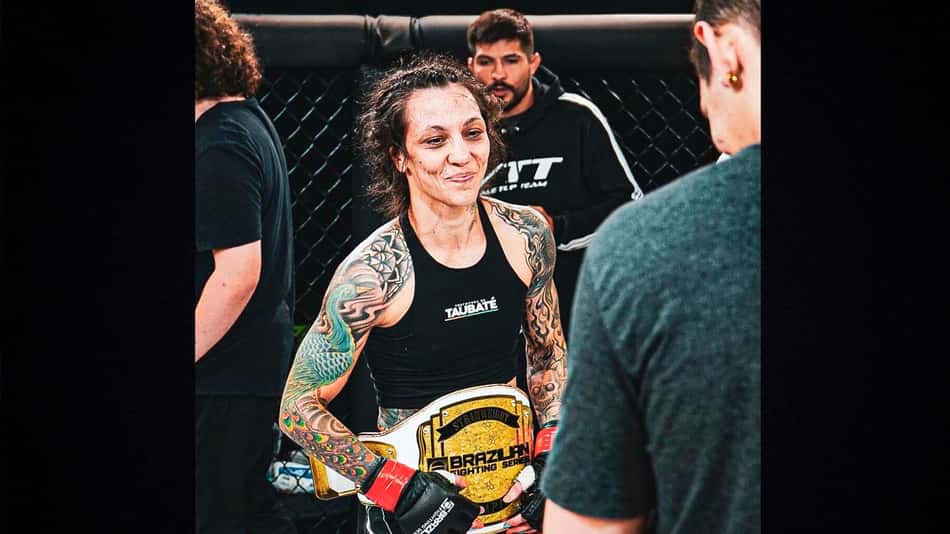 De volta ao cage após saída do UFC, Kalindra Faria se torna a primeira campeã do Brazilian FS