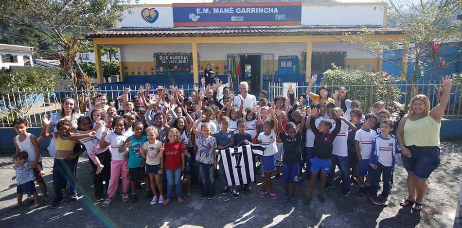 Castro visita terra natal de Garrincha e conversa com alunos da Escola Municipal que leva o nome do ídolo