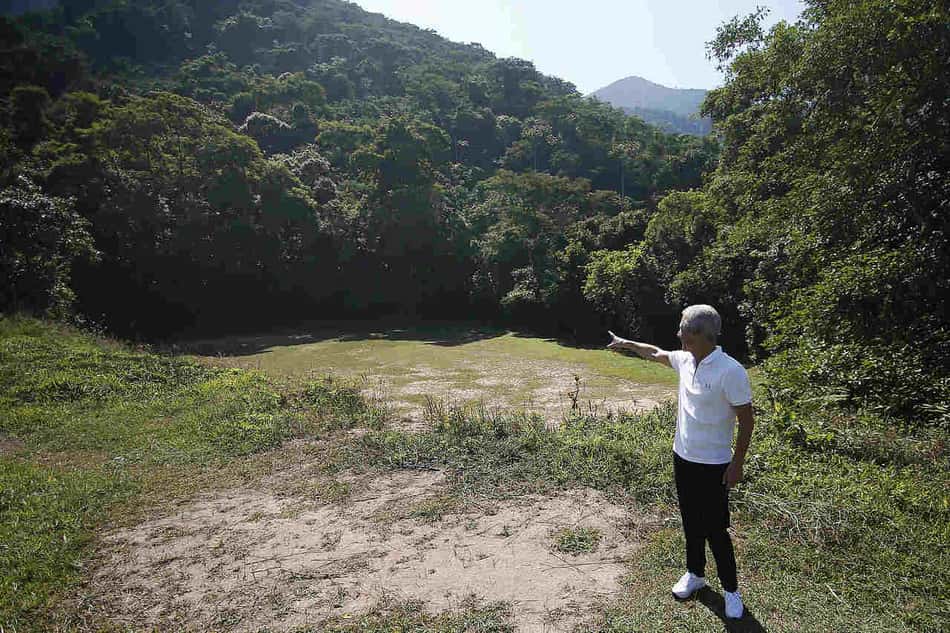 Técnico do Botafogo, sobre visitar o campo onde Garrincha começou a jogar: 'É um privilégio estar aqui'