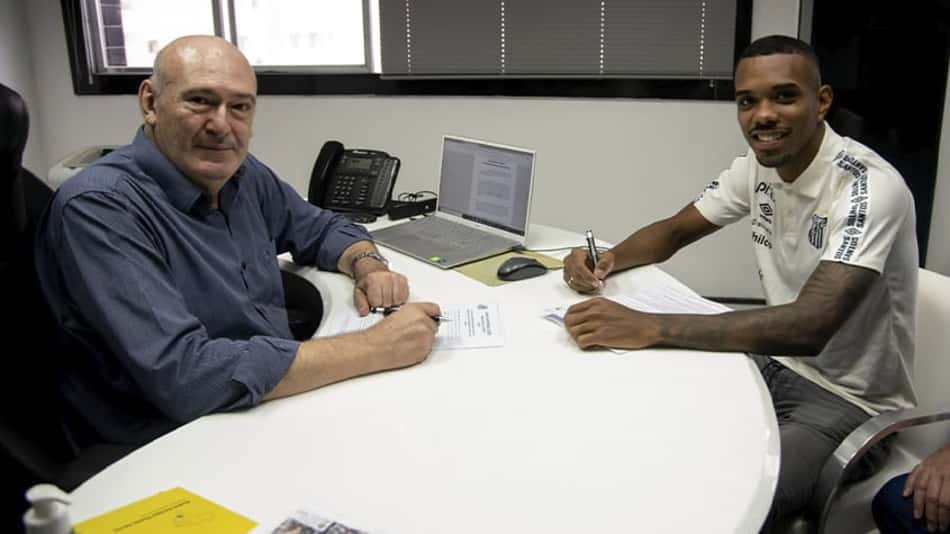 Santos renova com o lateral Lucas Pires até maio de 2026