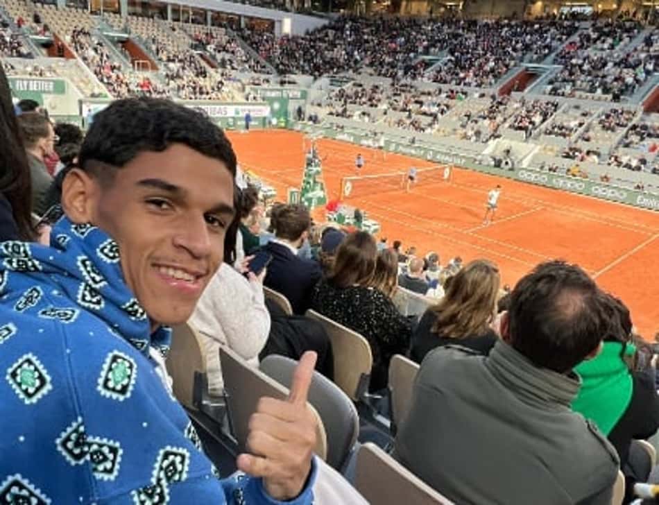 Luva de Pedreiro acompanha Roland Garros e manda mensagem para tenista: 'Grande!'