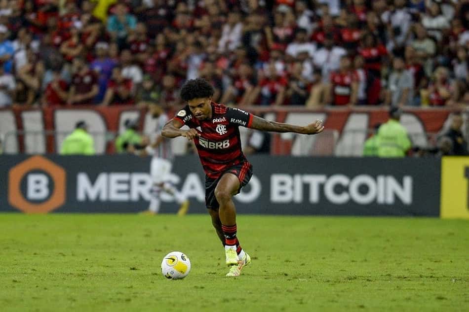 Após recuperação, renovação de Vitinho com o Flamengo volta à pauta