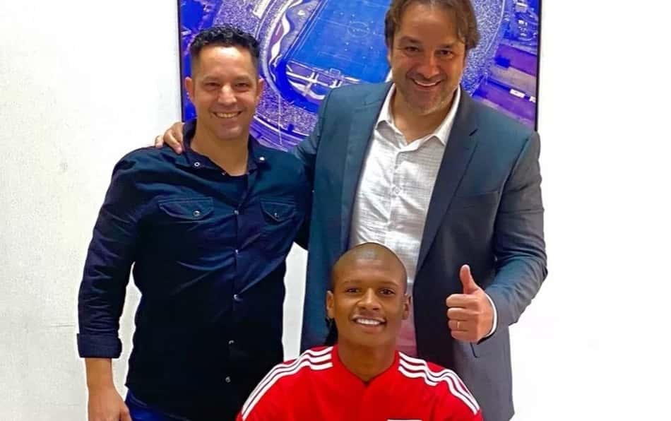Léo Silva, cria de Cotia, renova seu contrato com São Paulo