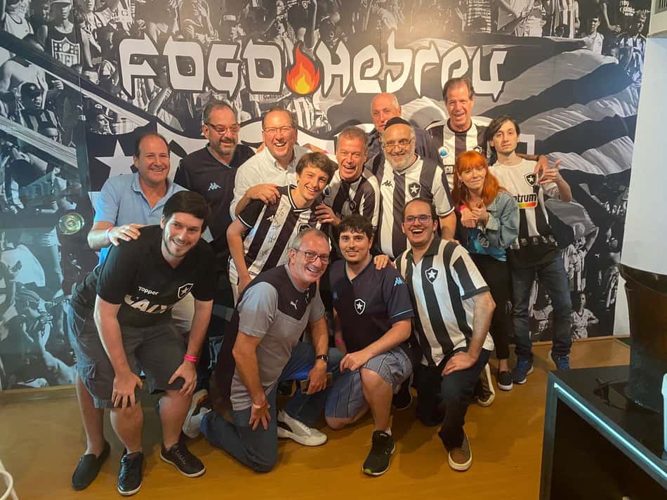 John Textor publica foto com torcedores judeus e reforça campanha por Zahavi no Botafogo