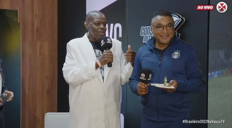 Antes do jogo, Vasco homenageia o técnico Roger Machado, do Grêmio, com a medalha 'Pai Santana'