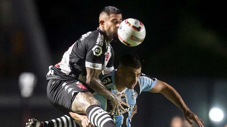 Vasco e Grêmio lutam muito, mas criam pouco e empatam em São Januário pela Série B