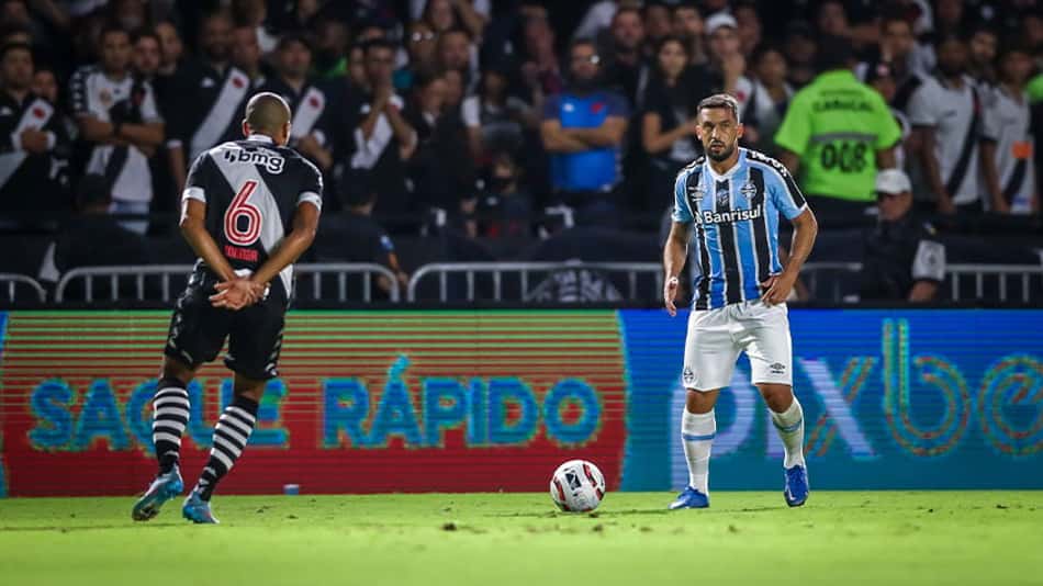 Edimar vê crescimento coletivo no Vasco, mas pondera: 'Acho que estou sendo muito regular'