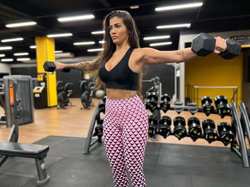 Após se testar no fisiculturismo, influenciadora lista benefícios da musculação