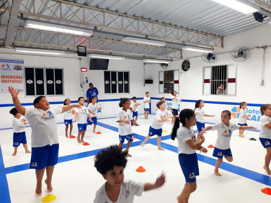 Projeto social que leva aulas de luta a jovens da Rocinha celebra marca histórica de alunos atendidos