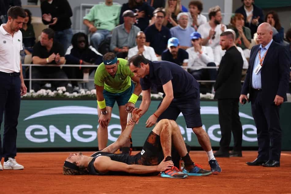 Zverev sofre queda, sai de cadeira de rodas e abandona batalha contra Nadal