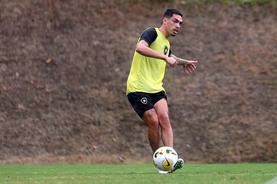 Hugo comenta evolução no Botafogo, revela pedido de Luís Castro e projeta: 'Brigar por coisas grandes'