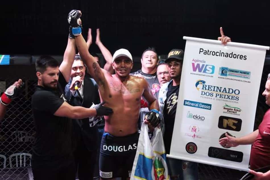 Bicampeão brasileiro de Kickboxing, Douglas Reborn estreia no MMA e conquista o cinturão peso-médio