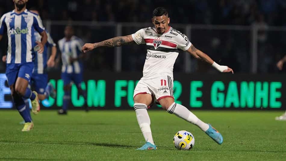 Árbitro interrompe jogo Avaí x São Paulo após gritos homofóbicos da torcida