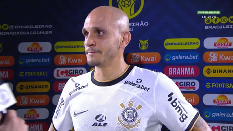 Fábio Santos fala do espírito do Corinthians contra o Atlético-GO: 'Não faltou luta'