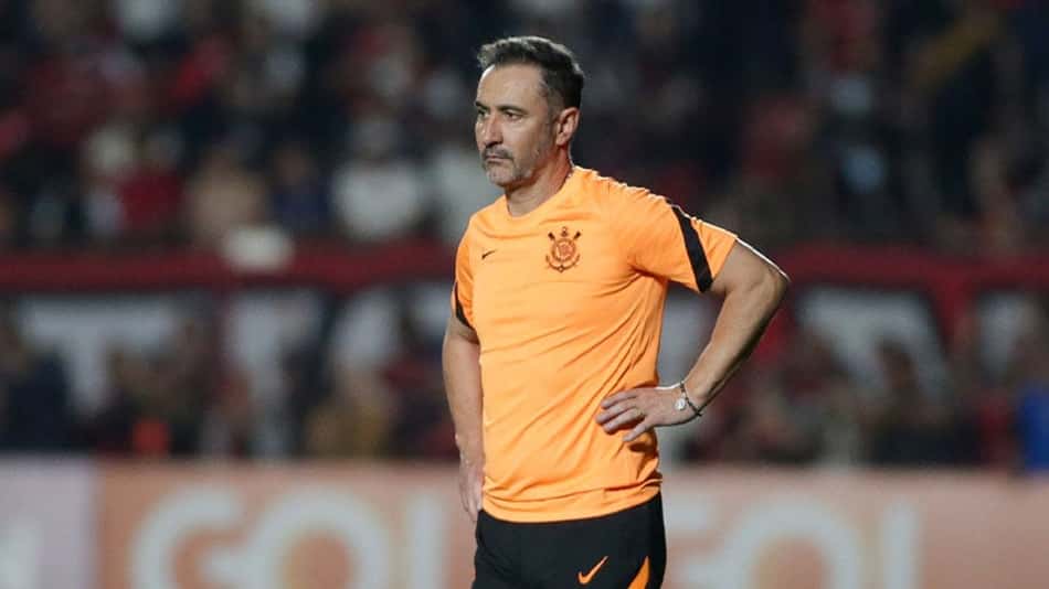 Vítor Pereira destaca raça do Corinthians contra o Atlético-GO: 'Viemos com o espírito certo'
