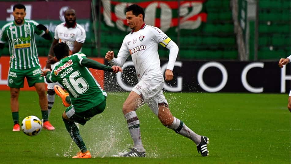 Ganso, do Fluminense, critica CBF e cita condições do gramado: 'Não pode ter jogo em um campo desses'