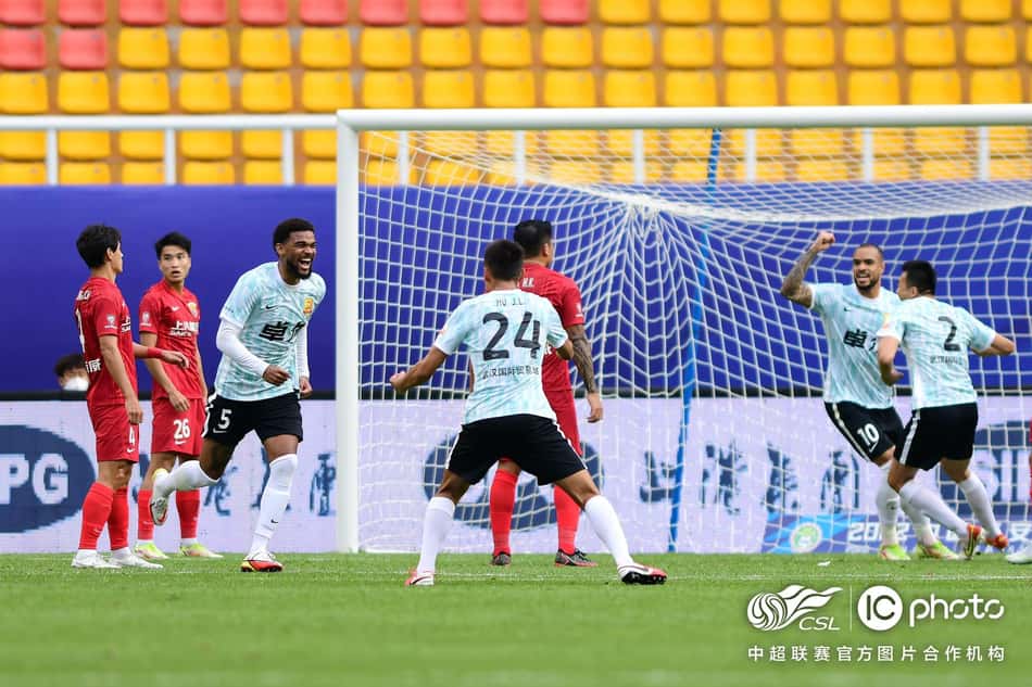 Ex-Flamengo estreia com gol e garante vitória na China