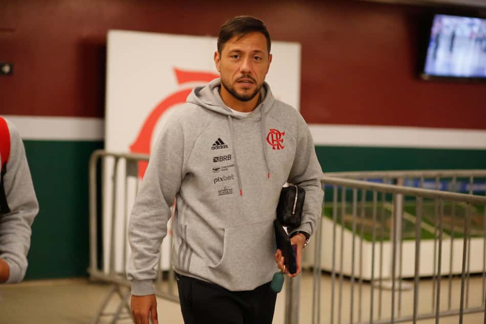 Após ser relacionado, Diego Alves é cortado do banco do Flamengo contra o Fortaleza