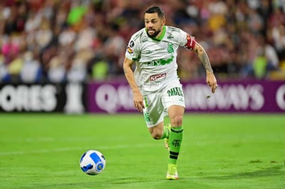 Felipe Azevedo marca e alcança artilharia do América-MG na temporada
