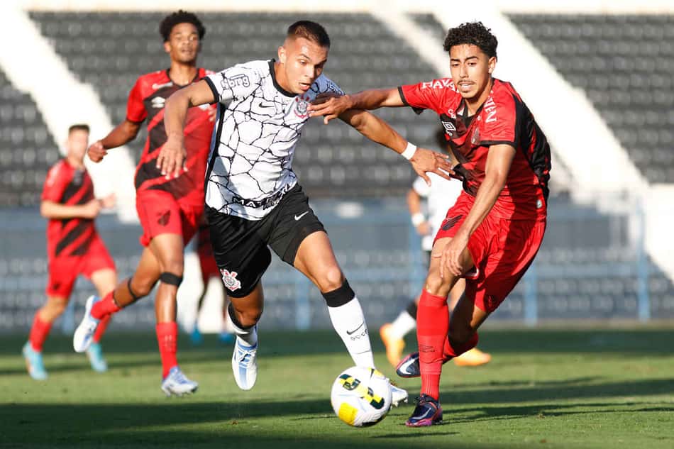 Sob olhares de Vítor Pereira, Corinthians inicia o Brasileirão Sub-20 com derrota para o Athletico-PR