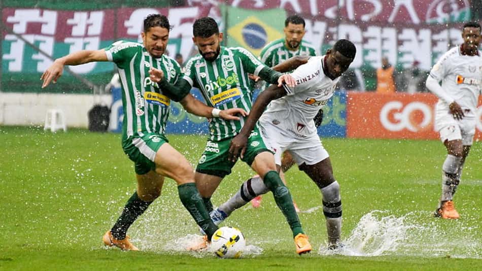 Gramado encharcado e falha defensiva marcam segunda derrota seguida do Fluminense no Brasileirão