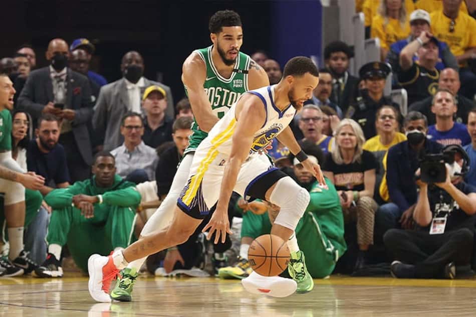 Curry descansa no último quarto, Warriors atropelam os Celtics e empatam decisão da NBA