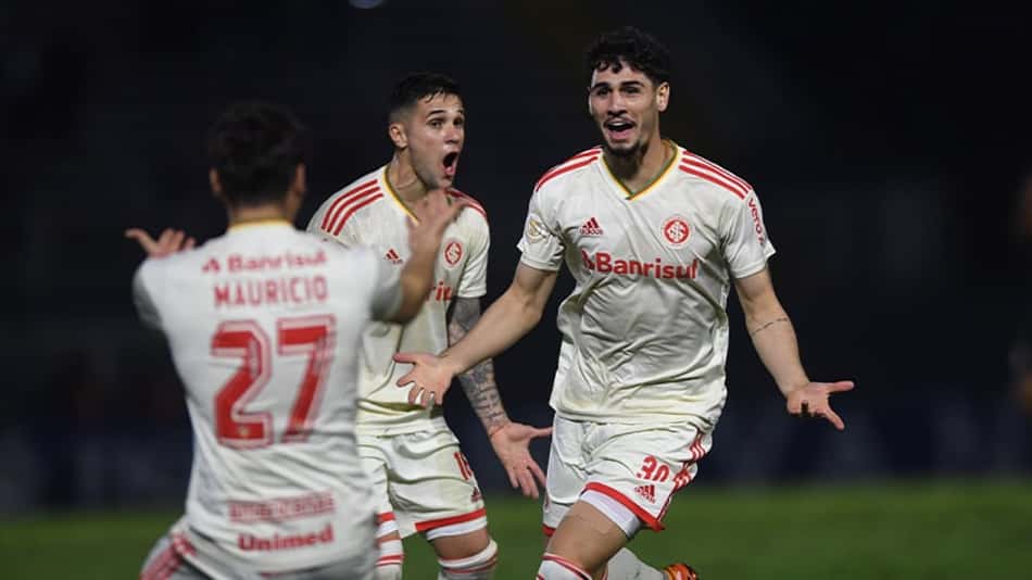 Com gols nos acréscimos, Internacional vence o Bragantino e encerra jejum