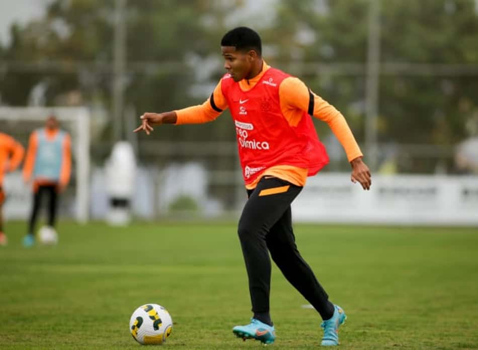 Destaque da base ganha moral e é relacionado pelo segundo jogo seguido no Corinthians
