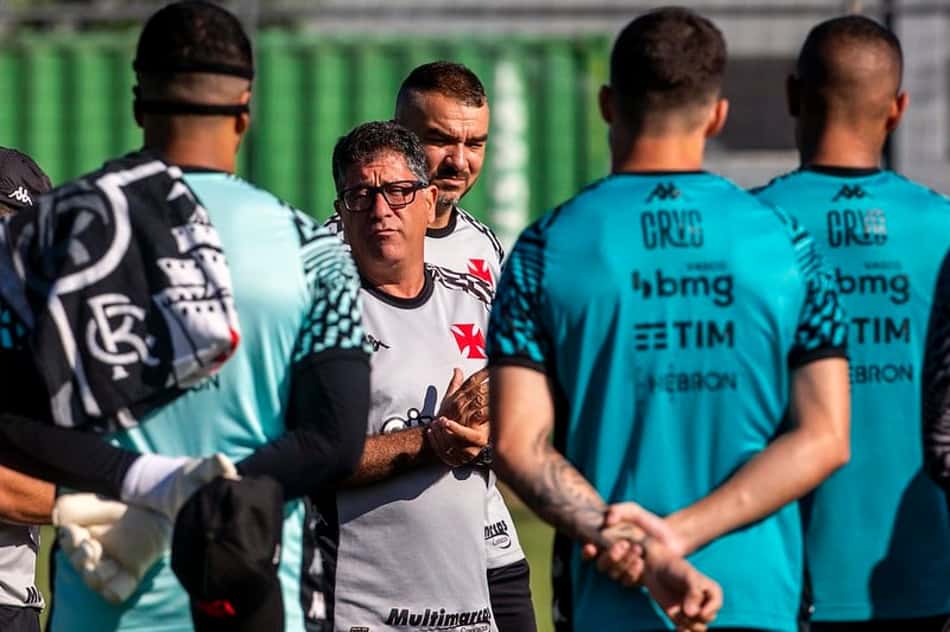 Raniel sente dores na coxa direita, é cortado de grupo e vira quinto desfalque do Vasco contra o Náutico