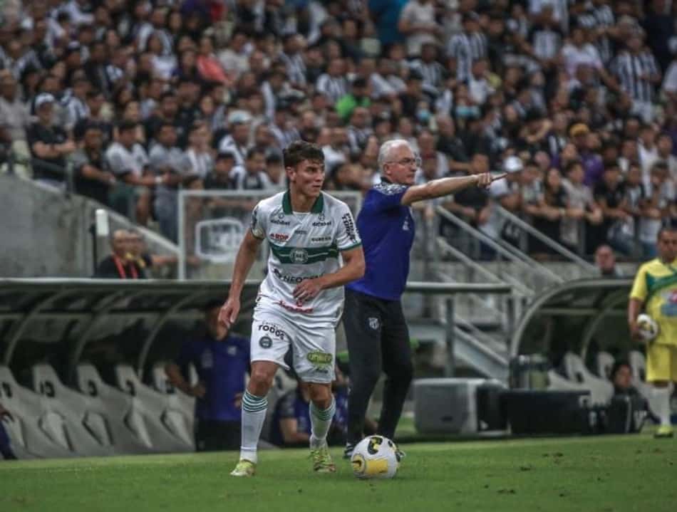Natanael celebra primeiros minutos em campo pelo Coxa depois de grave lesão