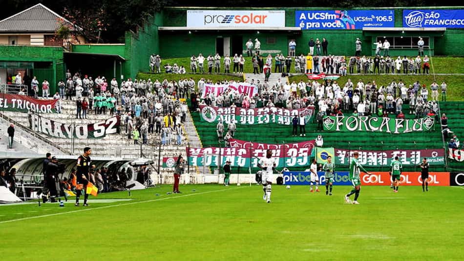 Árbitro relata xingamentos de Nonato e do médico do Fluminense no jogo contra o Juventude