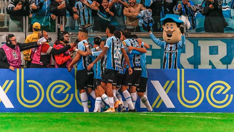 Com um gol em cada tempo, Grêmio bate Novorizontino e se aproxima do G4 da Série B