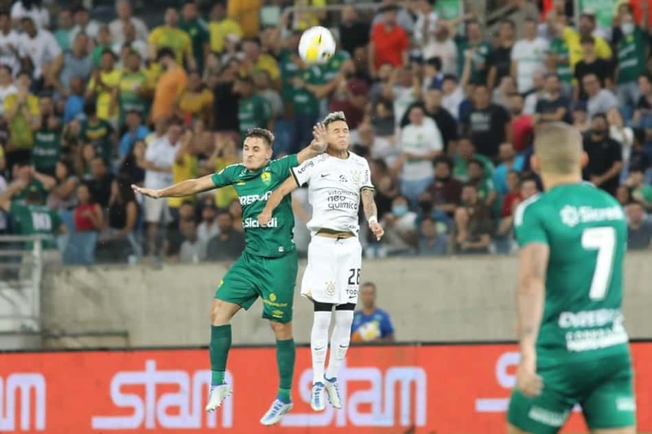 STJD multa Corinthians por sinalizadores na partida contra o Cuiabá