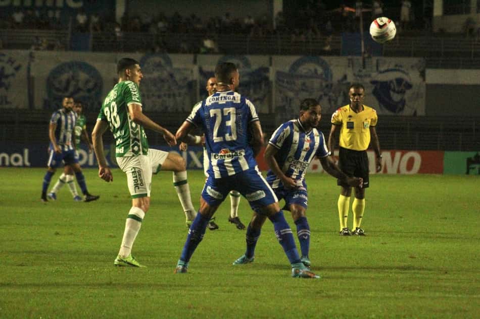 Chapecoense marca no fim e arranca empate contra o CSA na Série B