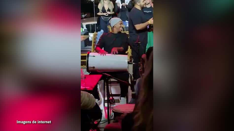 Na web, torcedores do Corinthians ironizam presença de Jô em pagode