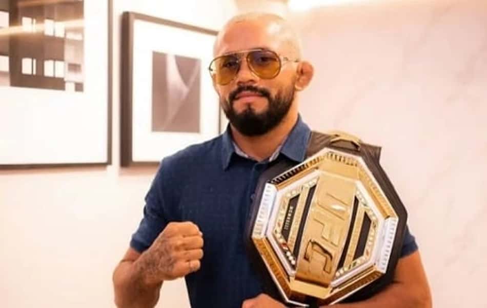 Deiveson Figueiredo detona criação de cinturão interino no peso-mosca do UFC: 'O campeão tem nome'