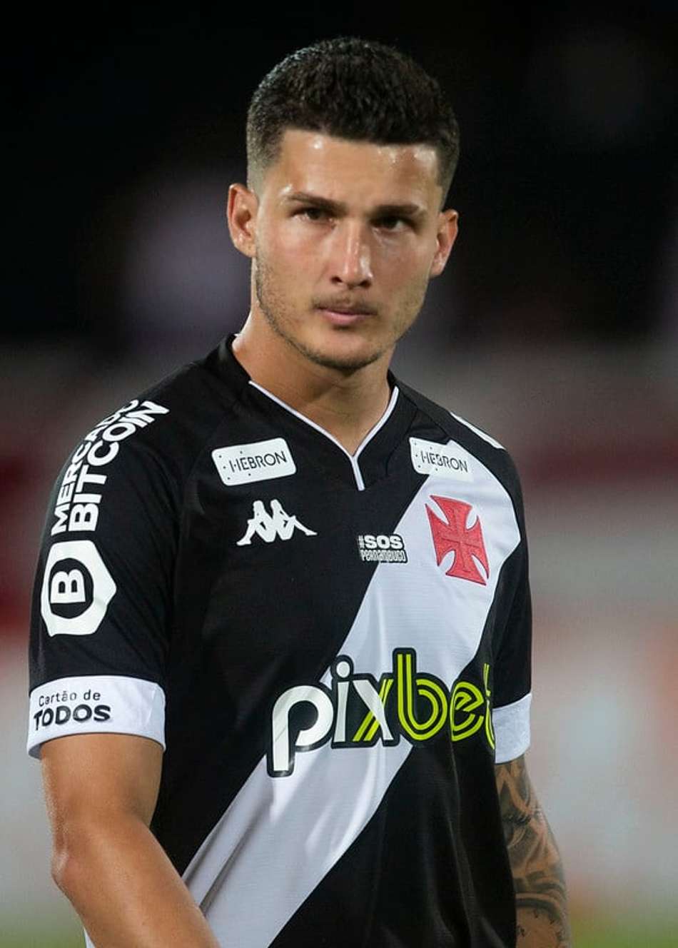 Zagueiro do Vasco faz panorama da temporada e fala sobre o futuro