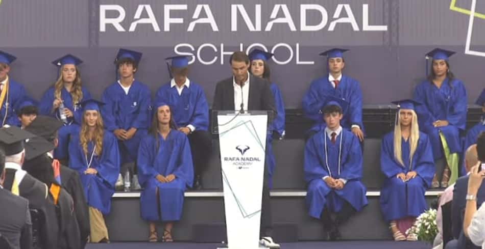 De muletas, Nadal participa de formatura de alunos em sua academia
