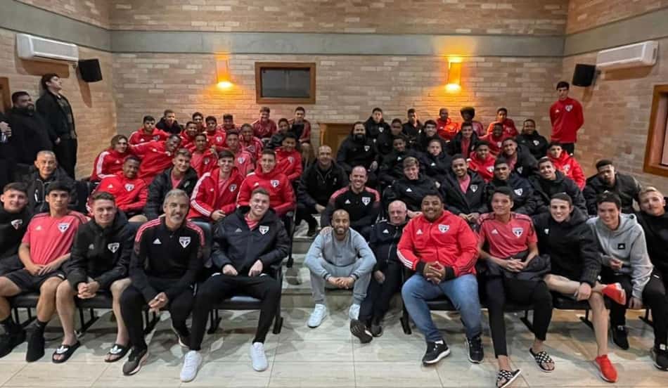Jogo do sub-20 e palestra para jovens do São Paulo: Lucas Moura visita CT de Cotia