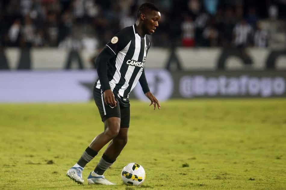 Paralisia facial tira Patrick de Paula de jogo do Botafogo