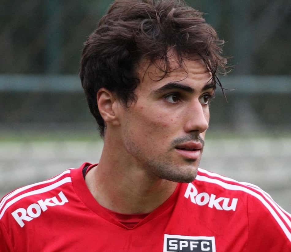 Igor Gomes desembarca em Belo Horizonte para ser anunciado pelo Atlético-MG